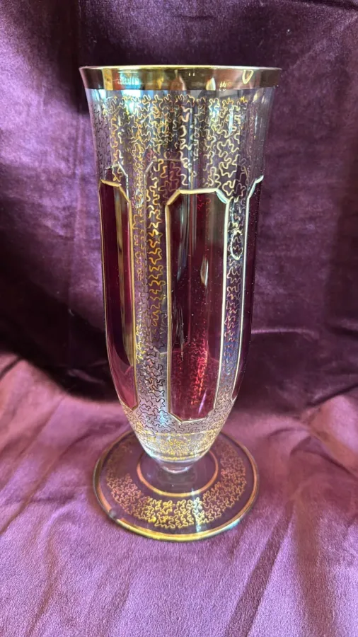 Kristallvase mit Golddekor und Emaillemalerei